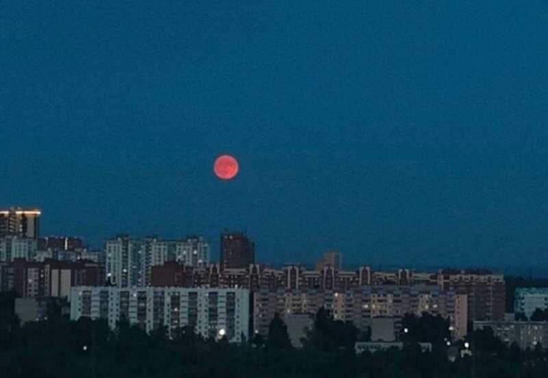 Над Россией появилась редкая «земляничная» луна