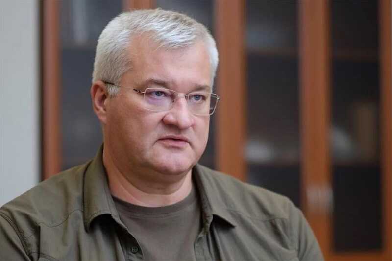 Глава МИД Украины подверг критике США за поздравления России с национальным праздником
