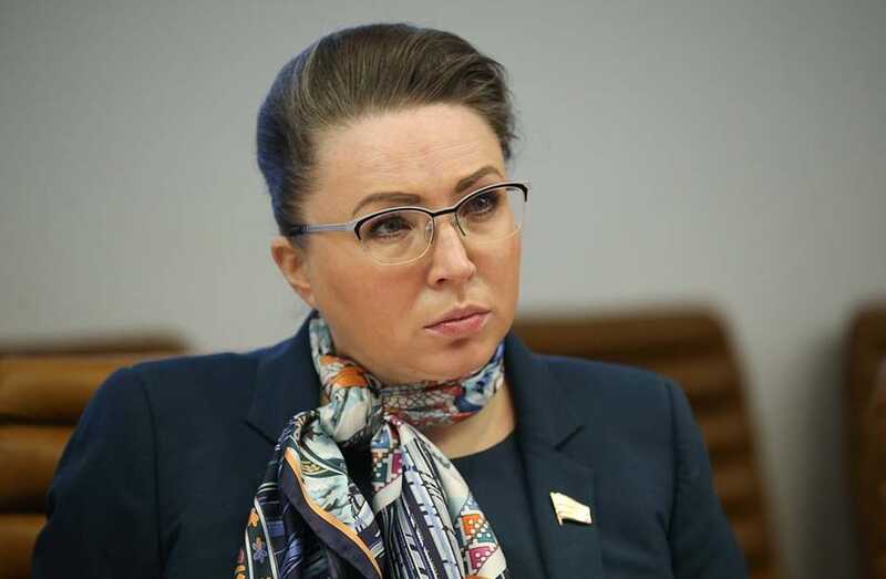 Сенатор Елена Шумилова покинула "Единую Россию" из-за скандального дела