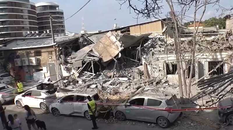 Жители Израиля оказались под обрушившимися конструкциями в Тель-Авиве