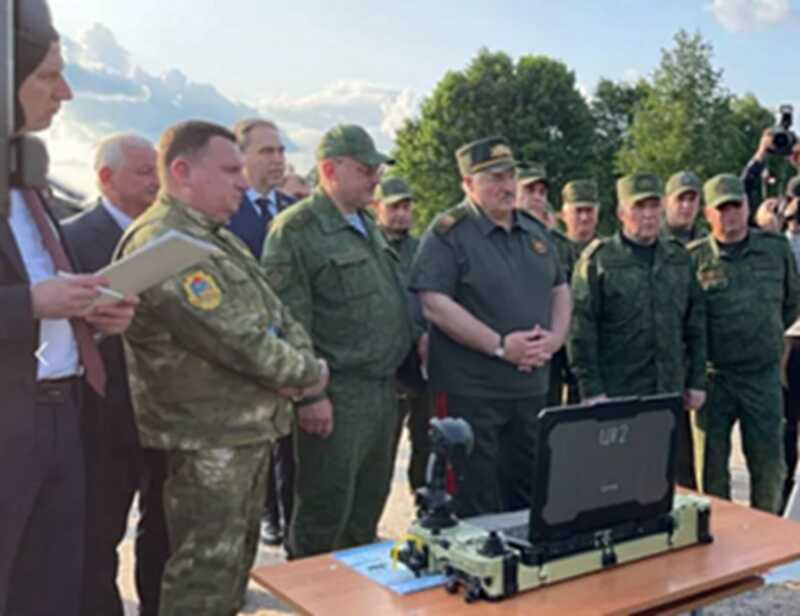 Лукашенко подчеркнул важность солдат и необходимость осторожного использования дронов