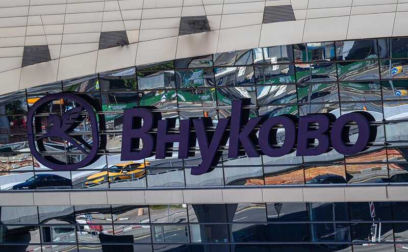 Сотрудники Внуково жалуются на переработки и усталость из-за большого потока пассажиров