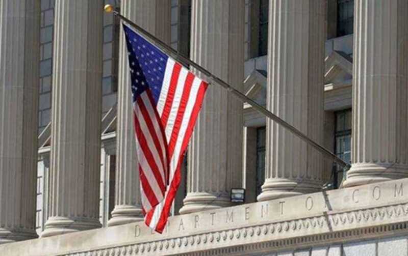 Министерство обороны США опровергло информацию об использовании российского флага на плакате