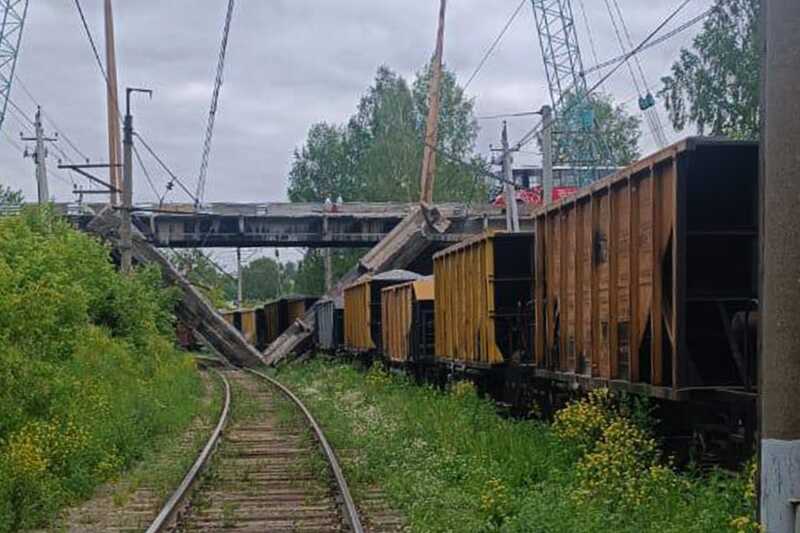 В Пермском крае на грузовой поезд упала многотонная балка