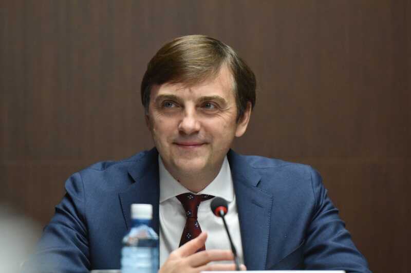 Министр образования РФ допустил орфографическую ошибку в поздравлении для детей