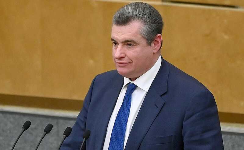 В социальных сетях появилось видео с Леонидом Слуцким, спящим на ПМЭФ