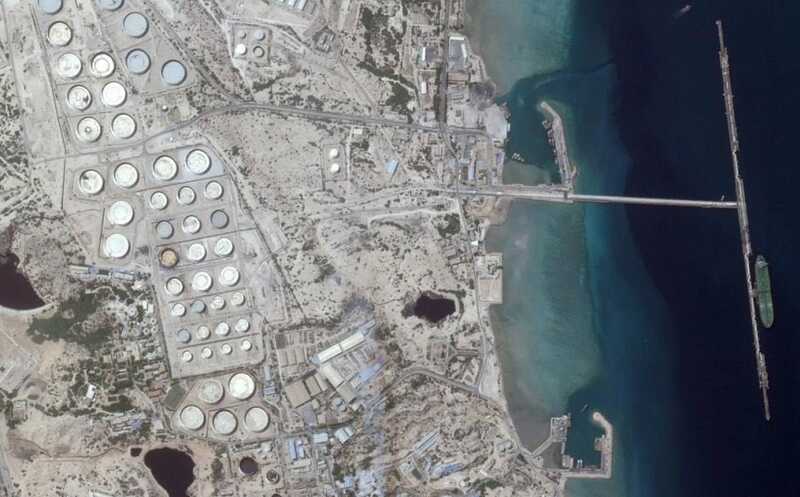 После ударов Израиля Иран срочно эвакуирует нефть из переполненных резервуаров