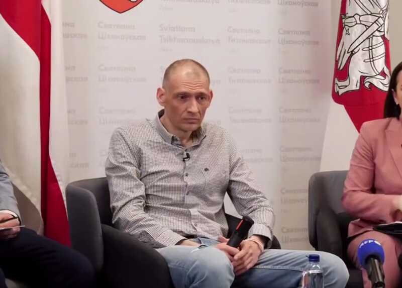 Тихановский не смог удержать слез во время брифинга, когда вспоминал своих детей