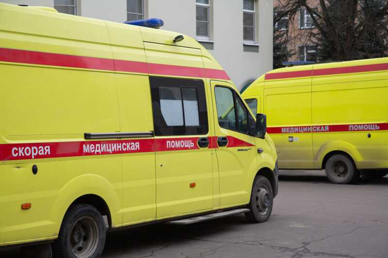 В Петербурге пьяные мужчины напали на медиков скорой помощи