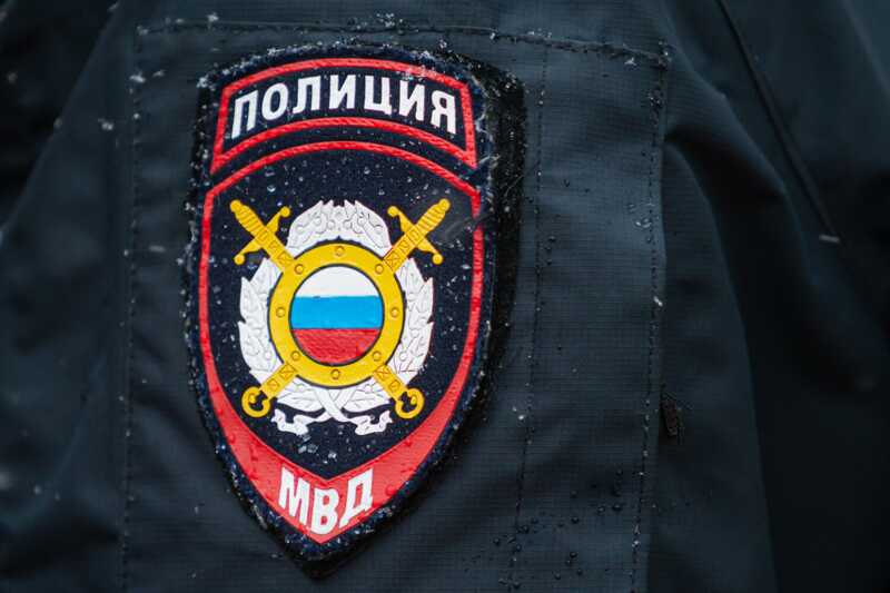 В Югре мужчина, выдавая себя за сотрудника полиции, обманул женщину на полмиллиона рублей