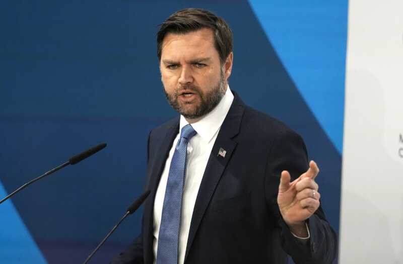 Вэнс показал неприличный жест в адрес критиков Трампа во время своего выступления
