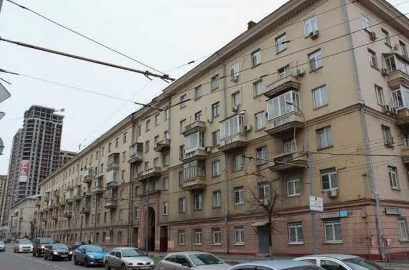 В Москве женщина выпала из окна, пытаясь покормить бродячую кошку