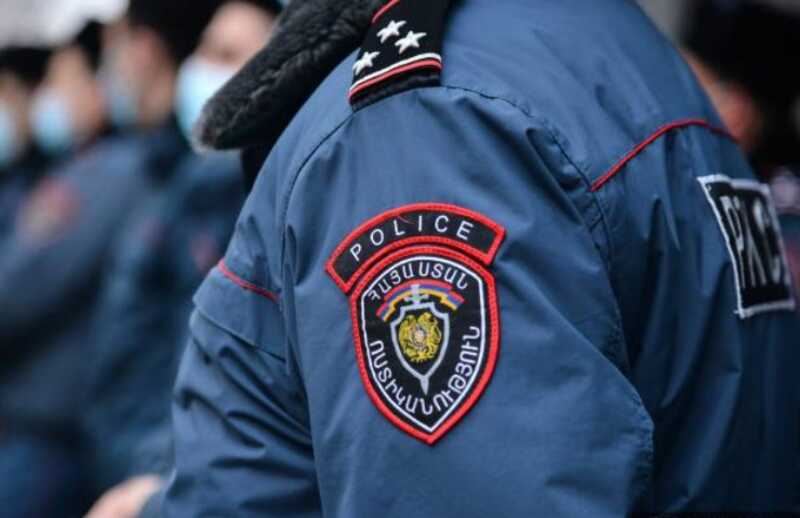 В Армении полиция штурмует резиденцию Католикоса: священники перекрыли проход