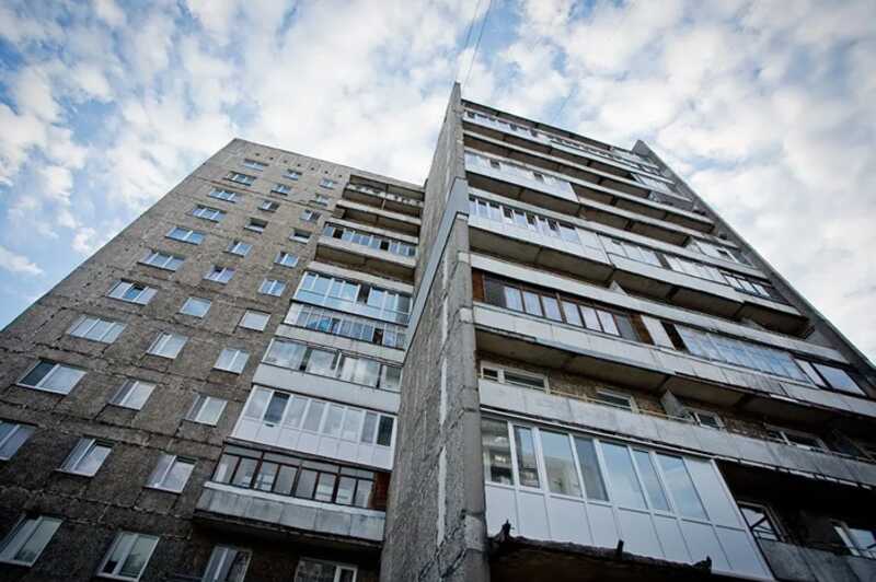 В Екатеринбурге на балконе жилого многоквартирного дома заметили двух обнажённых мужчин