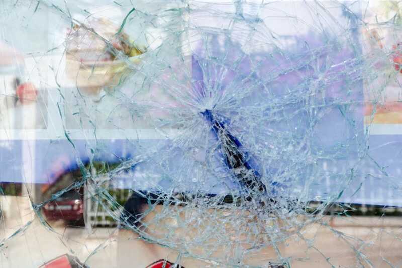 Школьники угнали детский автобус и врезались в витрину торгового центра в Подмосковье
