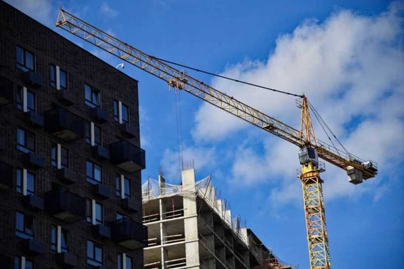 В Улан-Удэ строительный кран рухнул на жилой дом