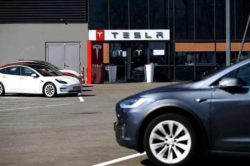 Акции Tesla снижаются на фоне противоречий между Илоном Маском и Дональдом Трампом