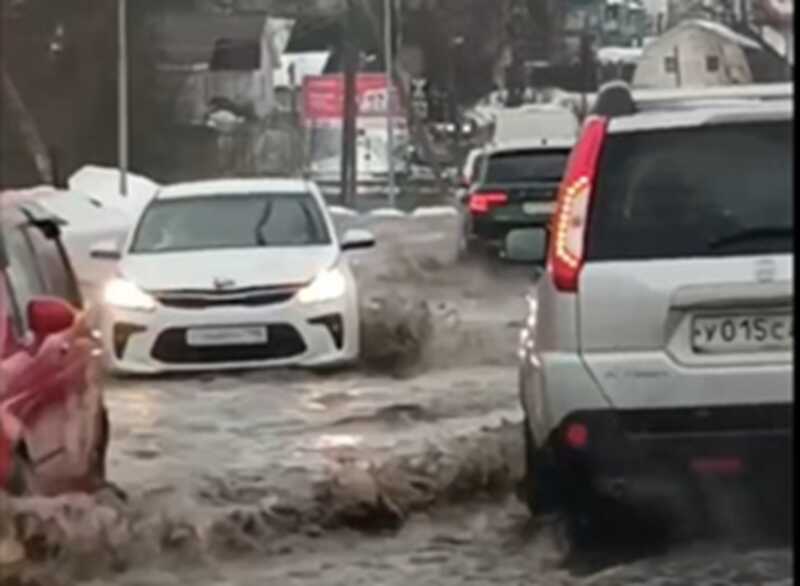 В Ленинградской области автомобили всплывали с парковки