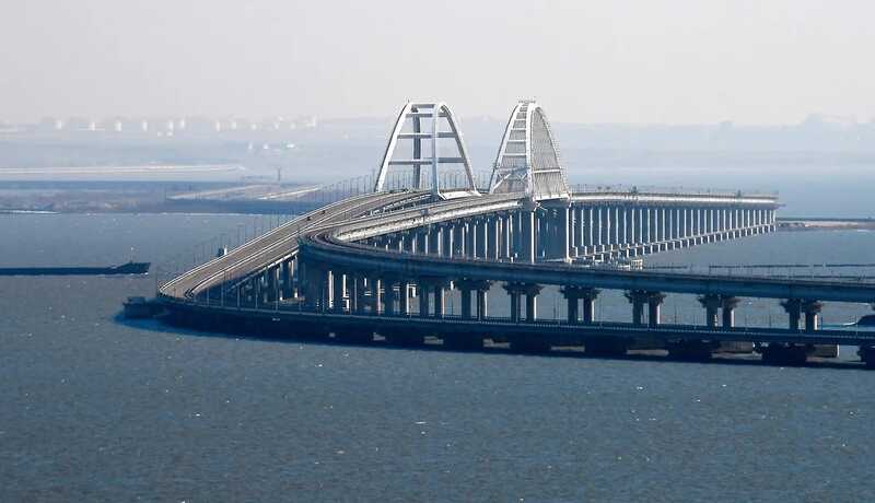 Власти временно остановили движение по мосту в Крым