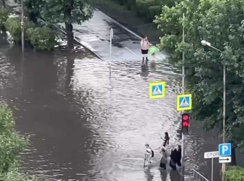 В Тюмени на пешеходном переходе девушка провалилась в воду