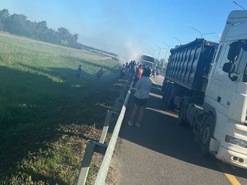 В Ростовской области в пассажирском автобусе вспыхнул пожар во время движения по шоссе