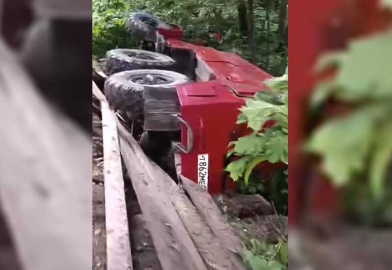В Нижегородской области пожарная машина упала с моста в озеро