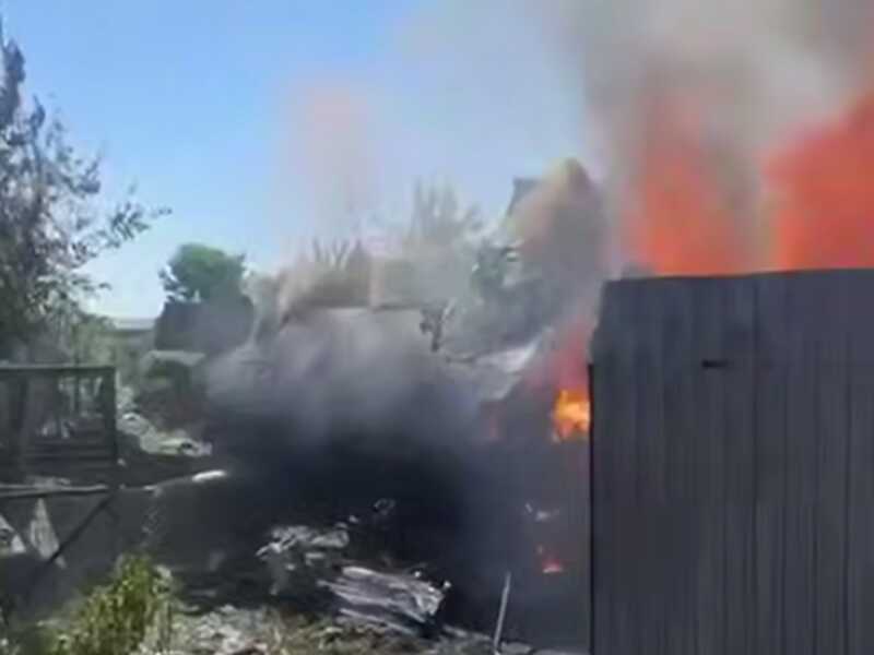 В Казани воздушное судно рухнуло на жилое строение и вызвало пожар