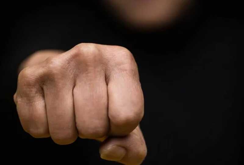 В Москве мужчина атаковал девушку из-за снимков