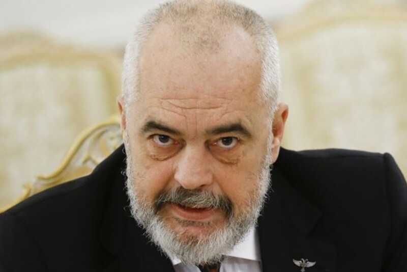 Глава правительства Албании снова преклонил колено перед Джорджией Мелони