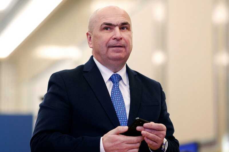 Премьер-министр Румынии взялся за швабру: видео в соцсетях вызвало обсуждения среди людей
