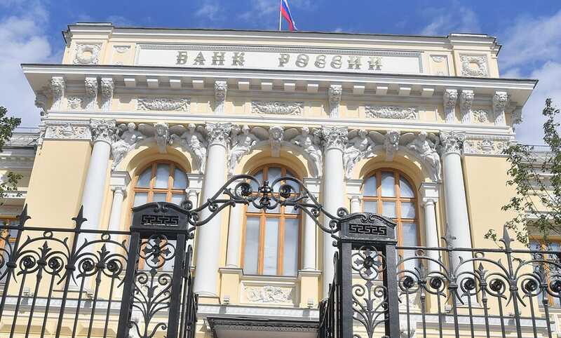 Россияне высказывают недовольство по поводу сложностей при снятии блокировки переводов в банках