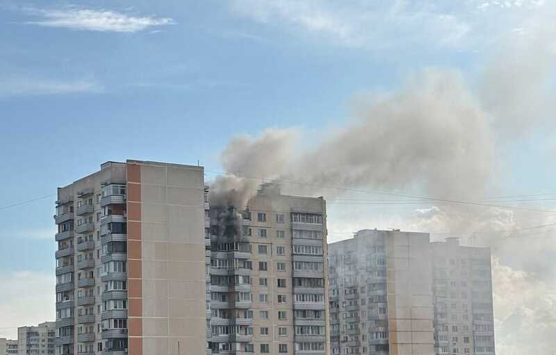 В Москве произошло возгорание квартиры на верхних этажах жилого дома в Чертаново