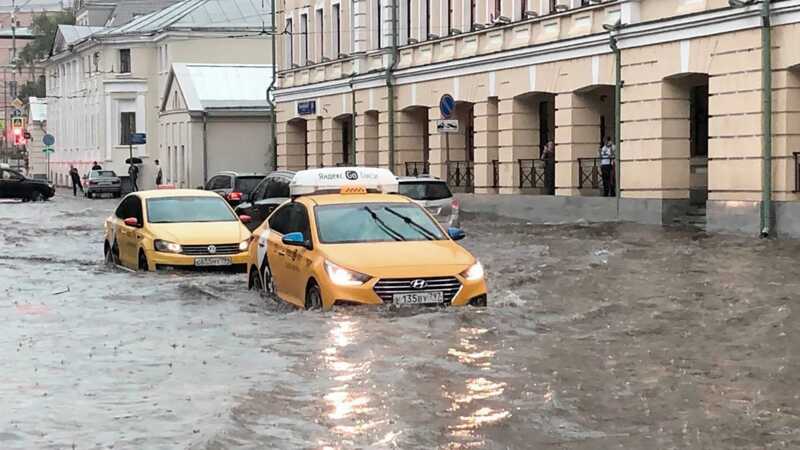 Москвичам рекомендовали использовать общественный транспорт в связи с сильным дождем