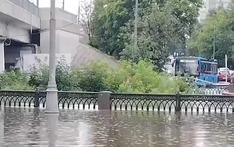 В Москве продолжают откачивать воду после повышения уровня реки Яуза
