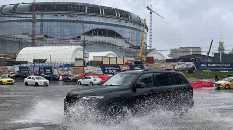 Из-за сильного тропического дождя в Москве случилось наводнение