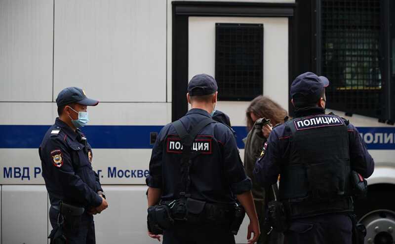 ФСБ считает, что сотрудники полиции передавали данные МВД изданию «Базы»