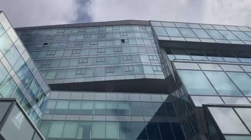 В Москве девушка выпала с верхнего этажа апартаментов и погибла