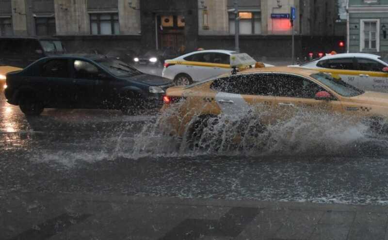 Москва затапливается: люди остаются запертыми в заглохших машинах