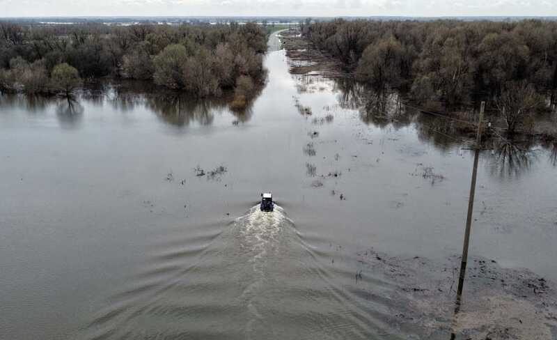 Вода не уходит: жители Московской области вынуждены укрываться на вторых этажах