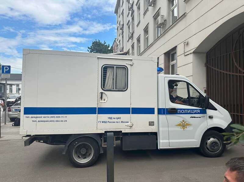 К Замоскворецкому суду подъехала машина для перевозки задержанных сотрудников "Базы"