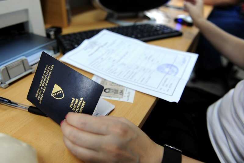 Великобритания вводит ограничения против балканских преступных группировок за подделку паспортов