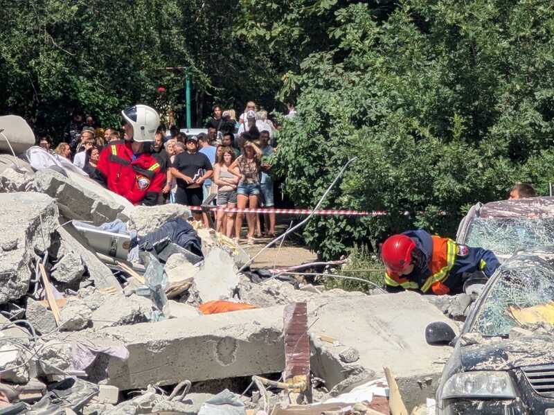 Количество жертв взрыва газа в Саратове увеличилось: спасатели пытаются вручную добраться до пострадавших