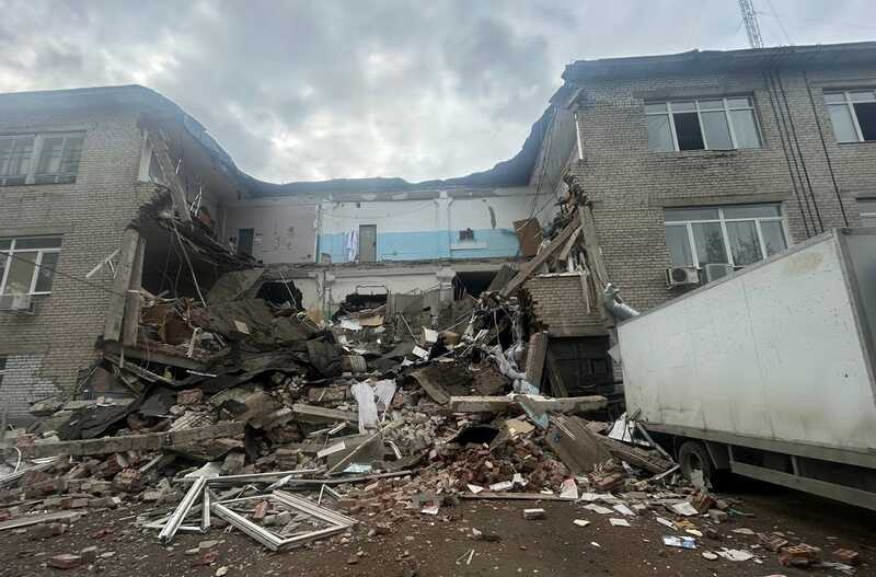 В Екатеринбурге обрушилось здание без жилых помещений: спасатели разбирают завалы