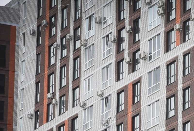 Квартира в Уфе стала неприступной из-за наваленного хлама: пенсионеру приходится использовать балкон