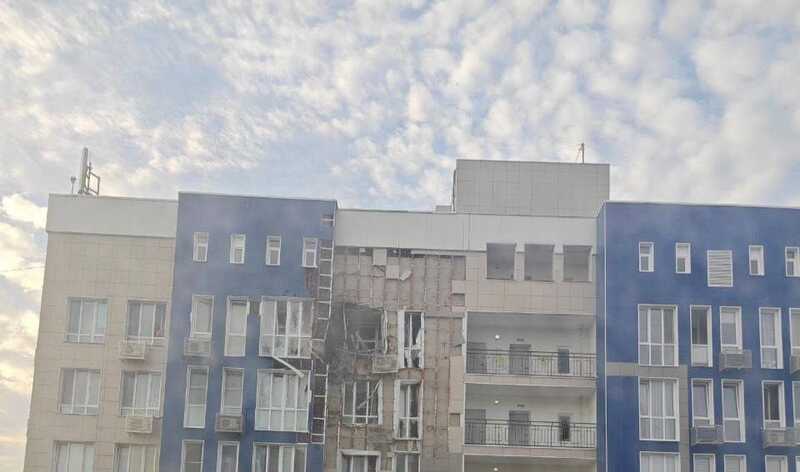 В Белгороде после атаки дронов был поврежден жилой дом и множество автомобилей