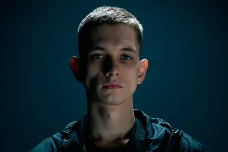 В Томске двое мужчин устроили нападение на рэпера Teaky и побили его