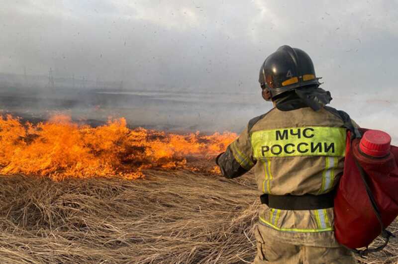 Мощный пожар заблокировал движение на трассе Ростов — Волгодонск