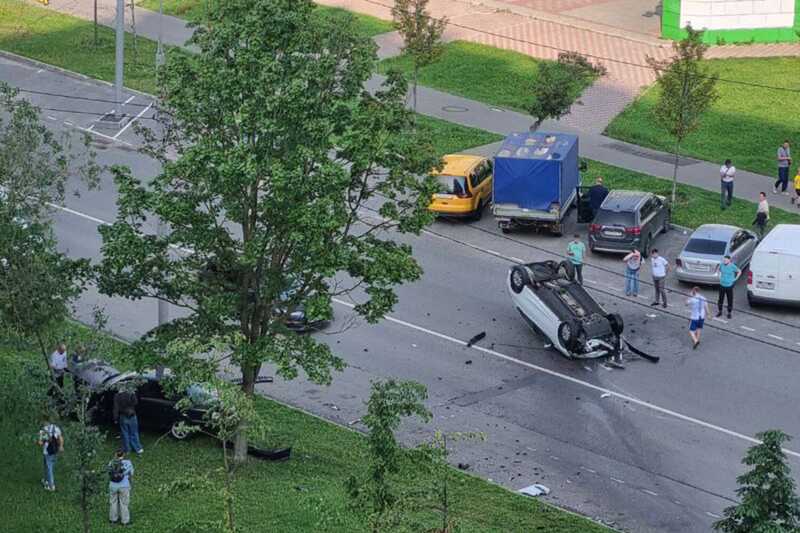 В Москве на дороге опрокинулся автомобиль с пассажирами