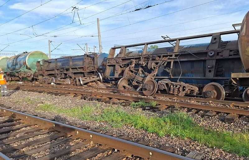 В Еврейской автономной области пять цистерн с корабельным топливом сошли с путей