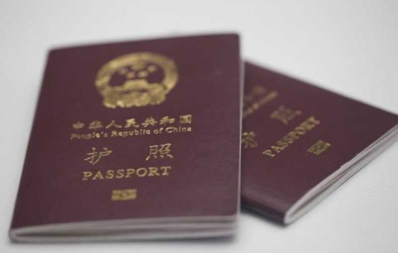 В Китае госслужащих обязали сдать международные паспорта